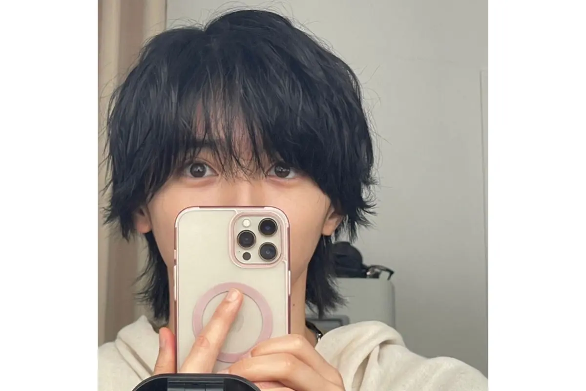 振り返る銀髪の美しい女性のイラスト素材111474715- PIXTA