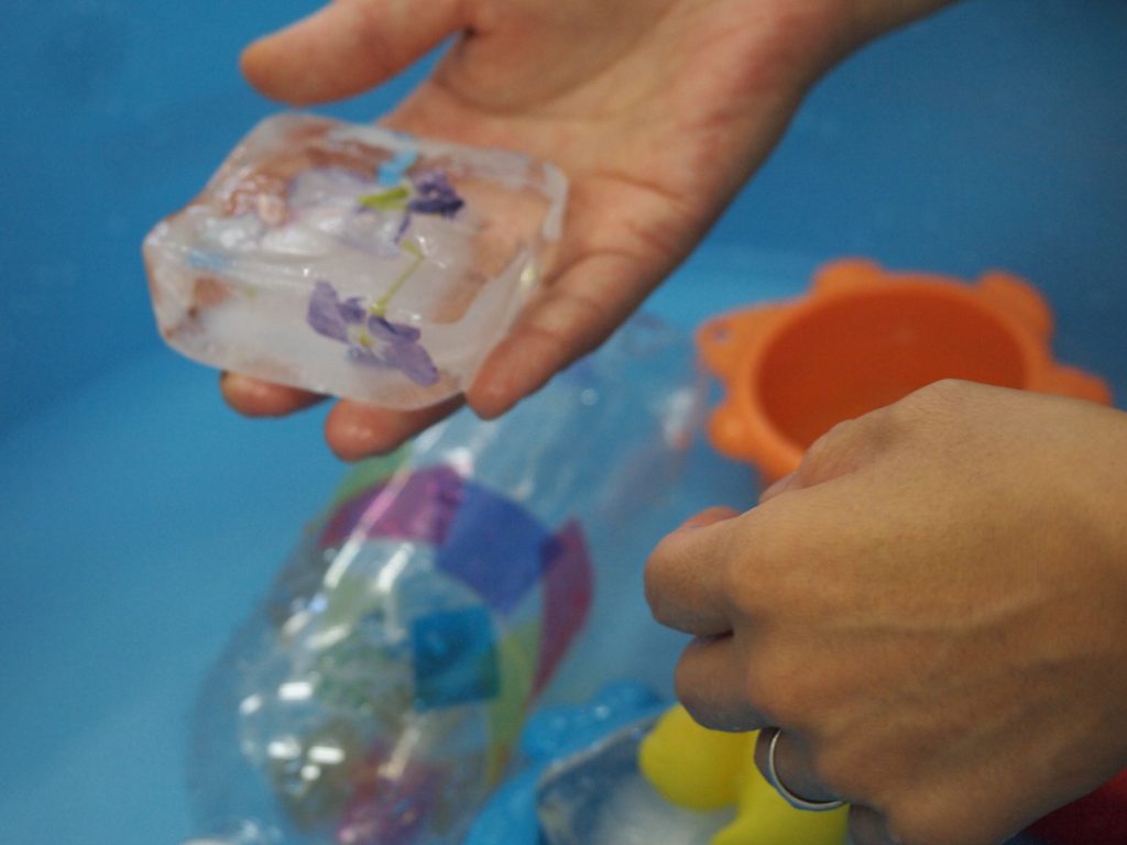 ０歳児の氷遊びGK BLOGグローバルキッズ