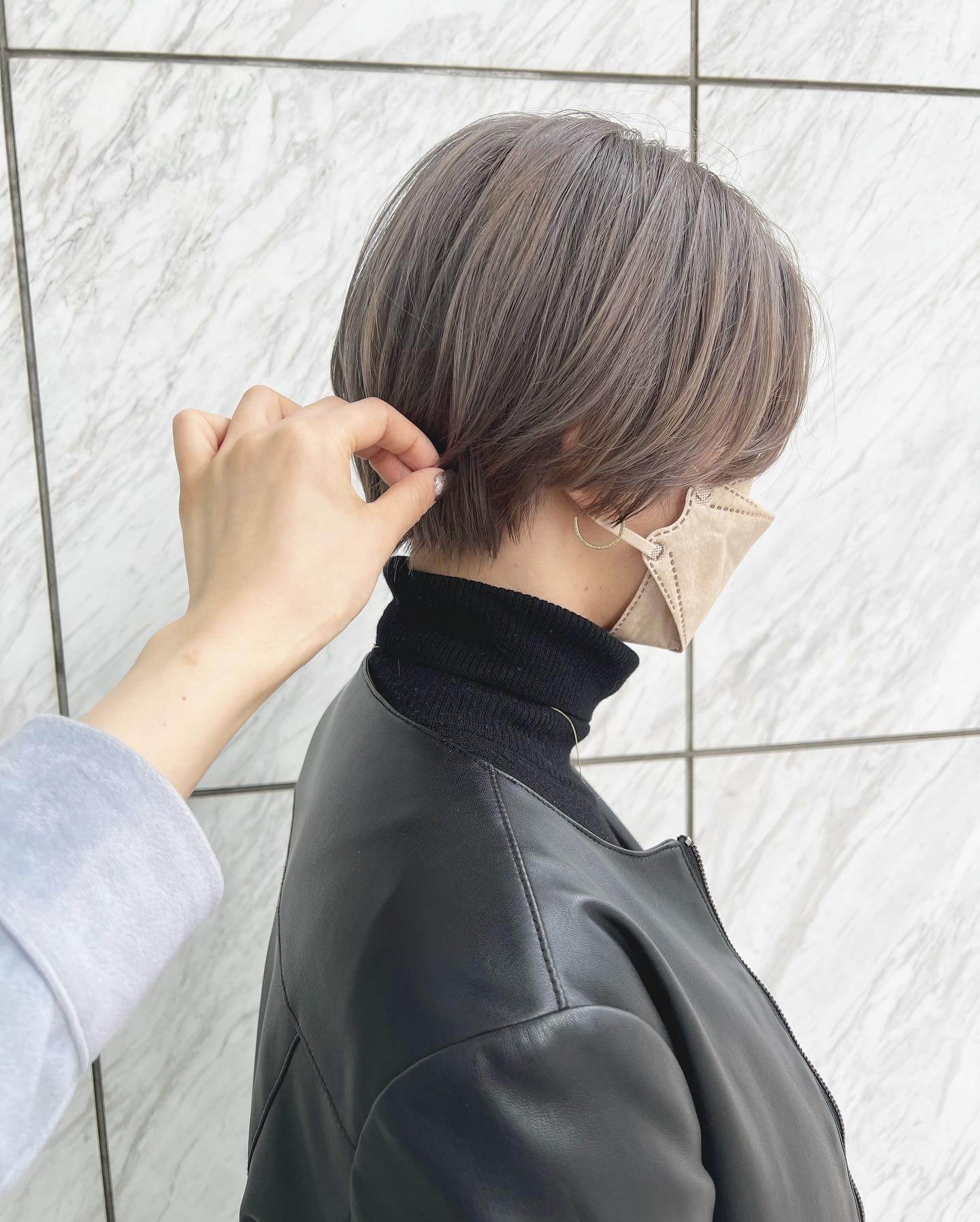 白髪を生かして極細ホワイトメッシュで作る、至高のシルバーヘアの切り方＆作り方