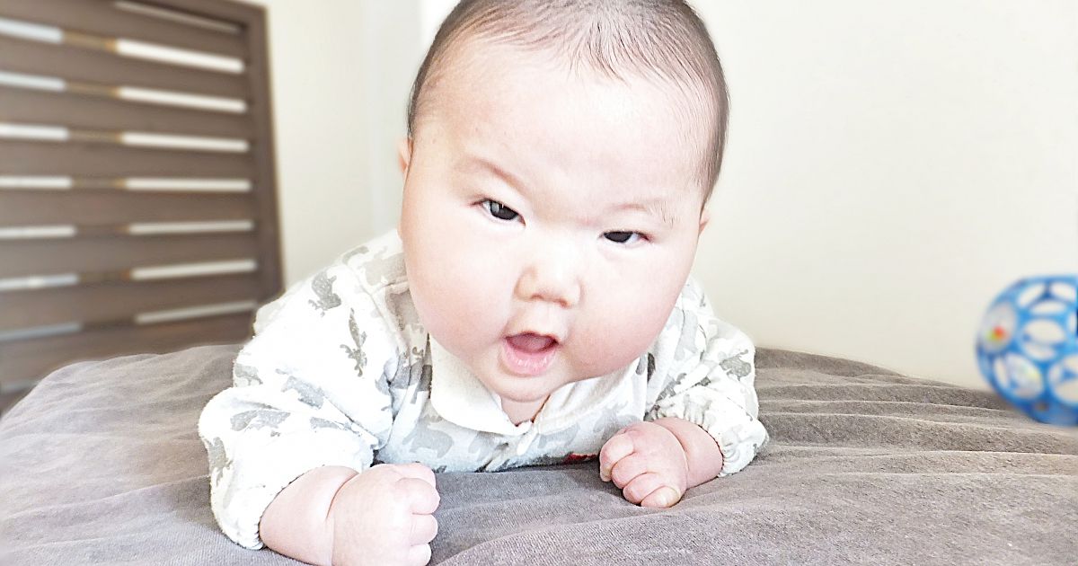タミータイムはいつから？うつぶせ遊びの効果5つとポイントを紹介 - 関西 赤ちゃんの頭のかたち外来