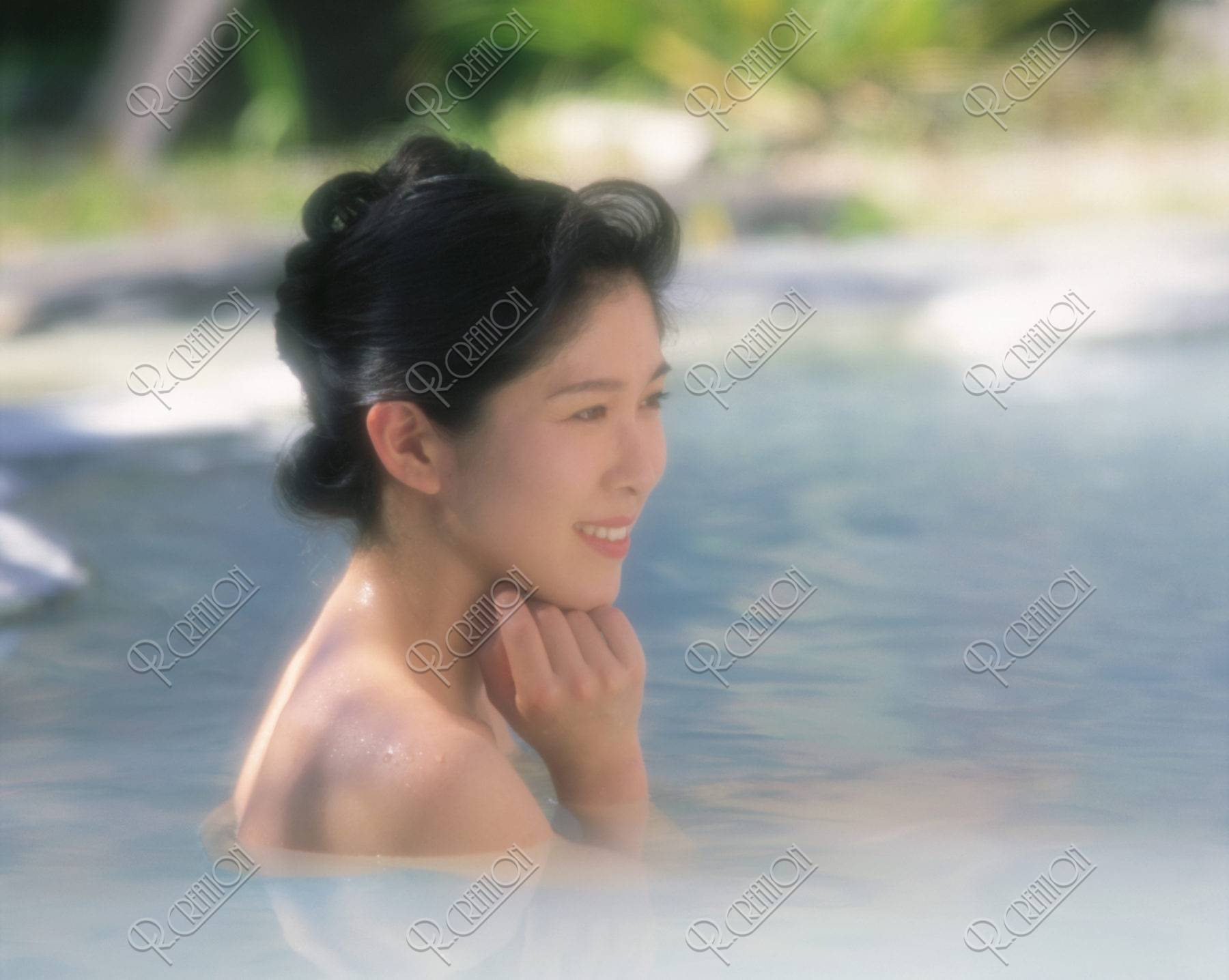 露天風呂で疲れを癒やす若い女性の無料の写真素材 - ID.22448フリー素材 ぱくたそ