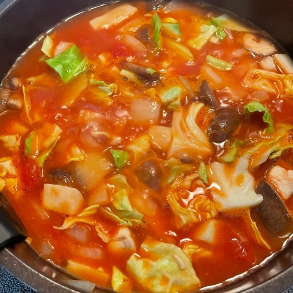 食べすぎた翌日に！人気のデトックススープレシピ4選をまとめました！ ダイエット中だったとしても つい外食やイベント、頂き物など食べすぎちゃう時はあるものなので 翌日にデトックススープを飲んで すぐリセットし楽に痩せていきましょう☺️ まだ試してないレシピが