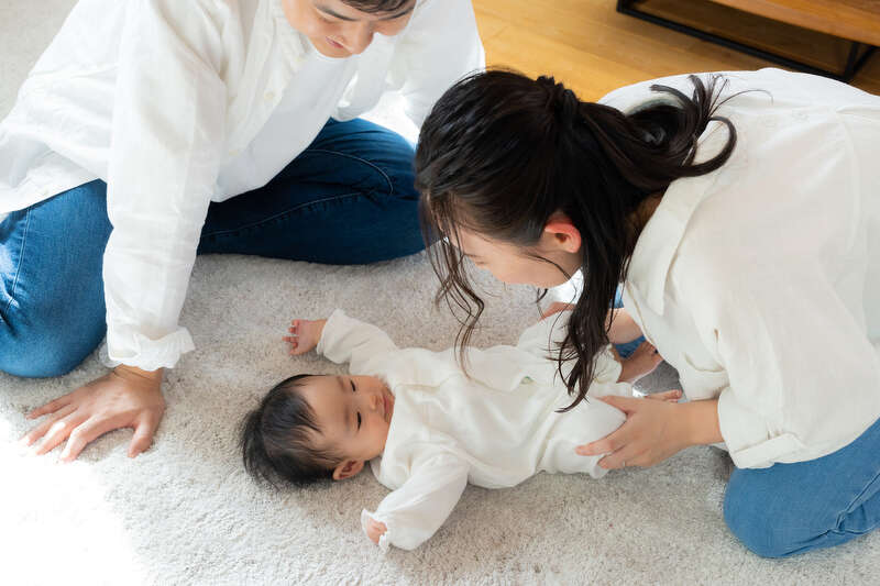 赤ちゃんのモロー反射とは？激しいときの対処法も解説 - 知育玩具.jp