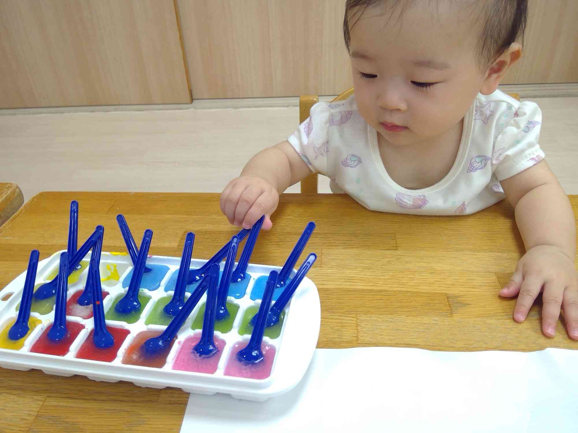 氷遊び～0、1歳児クラス～東京・千葉にある認可・認証保育園ならぽけっとランド