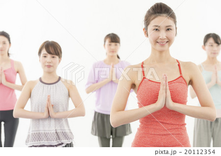 ヨガポーズ解説 「山のポーズ」で、心は安定 - YogaFull