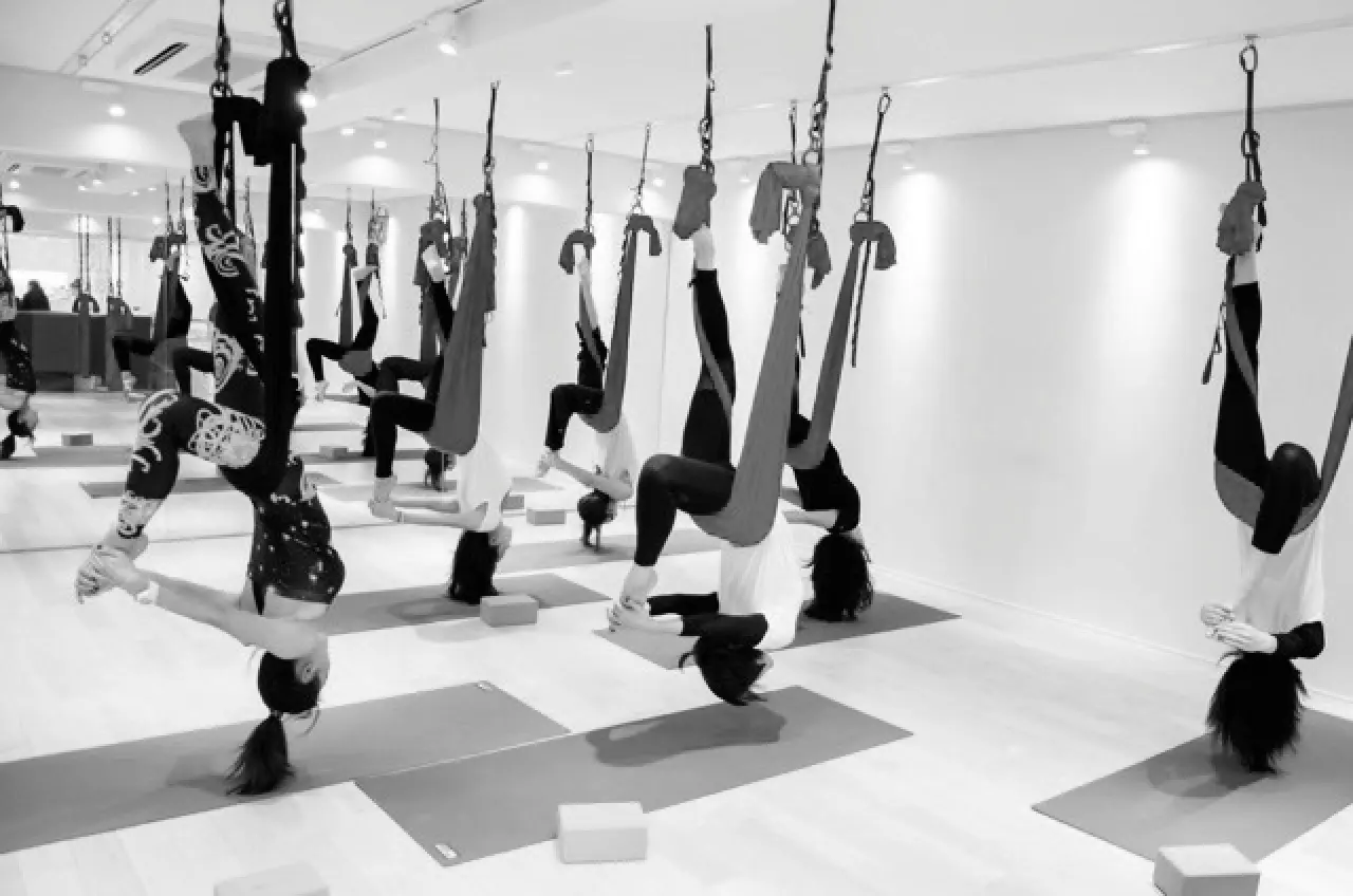 逆さ吊り気持ちいい！「空中ヨガ」で作る美しボディ女性自身