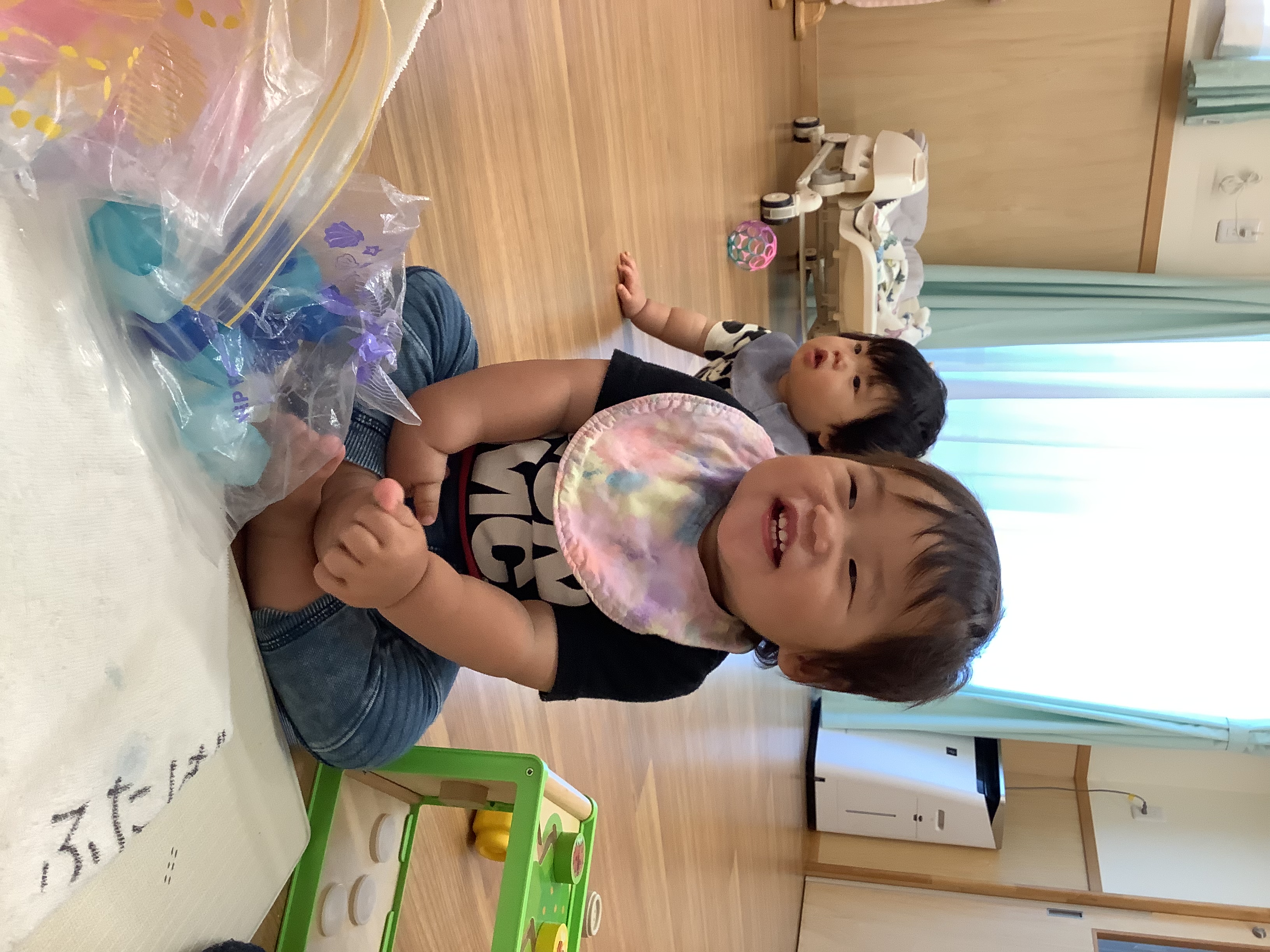 氷遊びで涼しぃ～！ ０歳児 : 平成２８年度 尚志緑ケ丘幼稚園・緑ケ丘保育園 ブログ