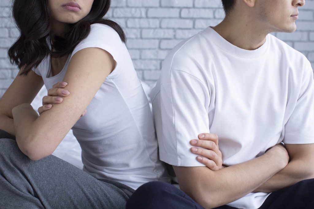 会話中に相手が腕を組むのはなぜ？ 腕組みをする男女の心理「マイナビウーマン」