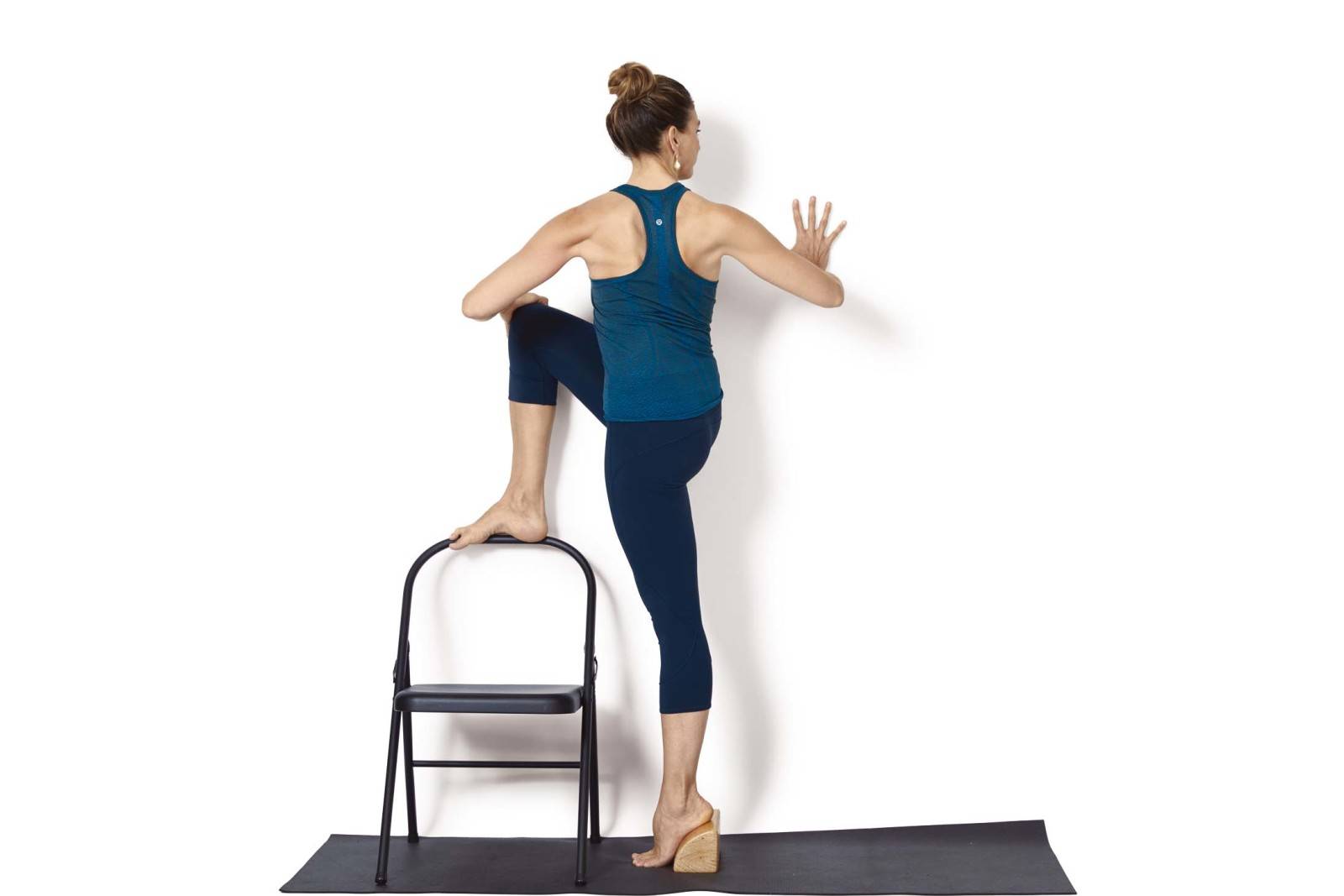 パリブリッタトリコナーサナ ねじった三角のポーズ のアジャストメントのやり方 - YouTube