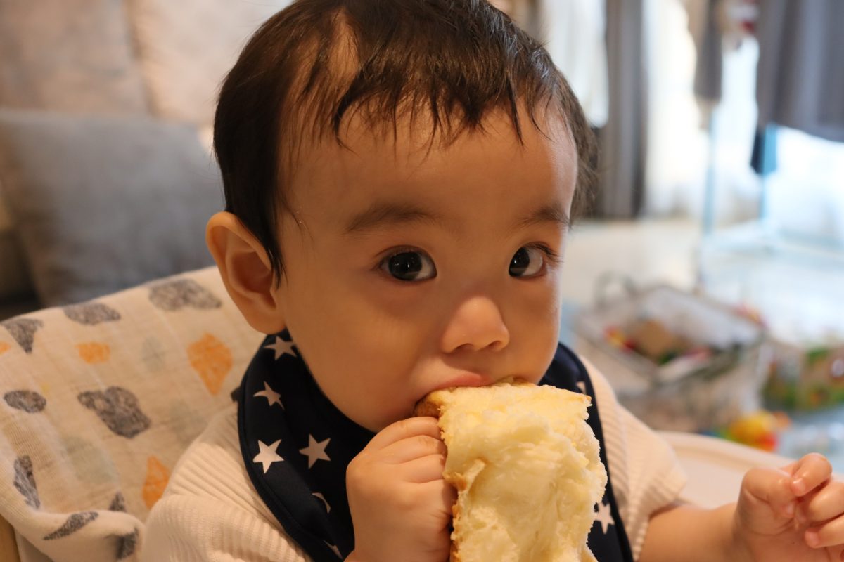 離乳食に最適！手づかみ練習用スティック食パンの簡単レシピ