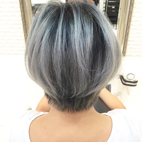 白髪も染まるヘアカラーは何色？ 現役美容師がおすすめの染め方も解説