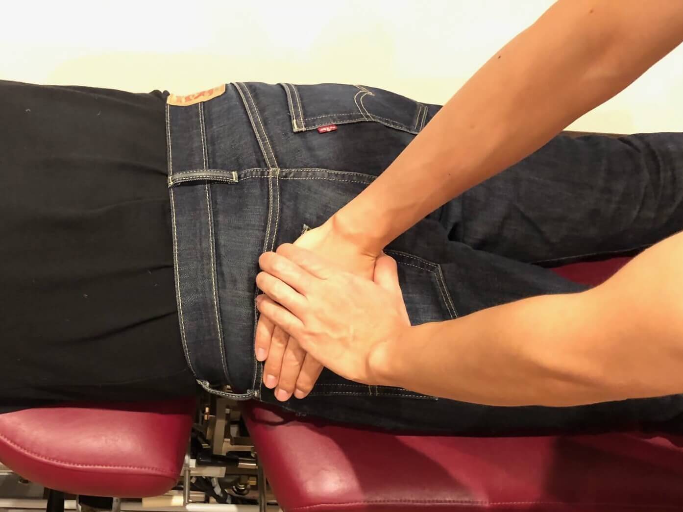 座るとおしりが痛い原因や治療方法を脊椎脊髄外科専門医が詳しく解説