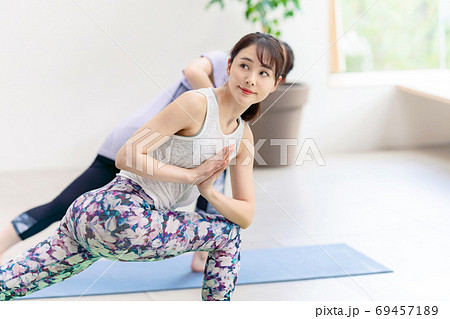 ヨガ 日本人女性」の写真素材45,224件の無料イラスト画像Adobe Stock
