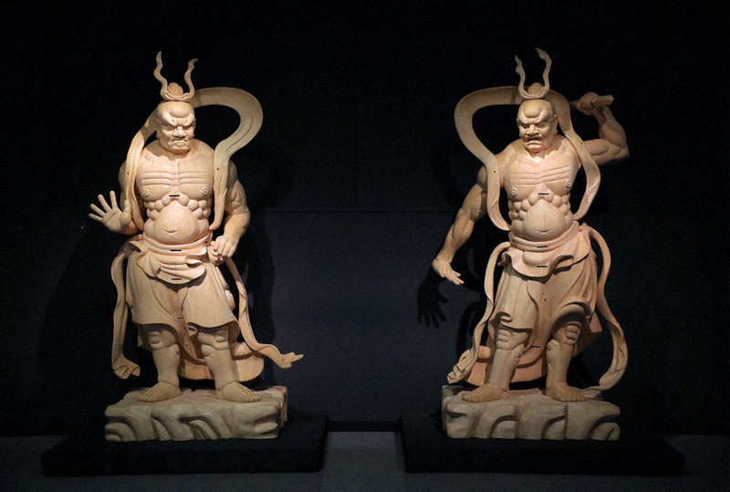 飯沼観音の仁王まほらにふく風に乗って