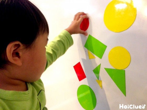 乳児さんが楽しめそうな手作りおもちゃアイデア集〜0、1、2歳頃の興味関心・発達に合わせた手作りおもちゃの作り方まとめ〜保育と遊びのプラットフォーム ほいくる