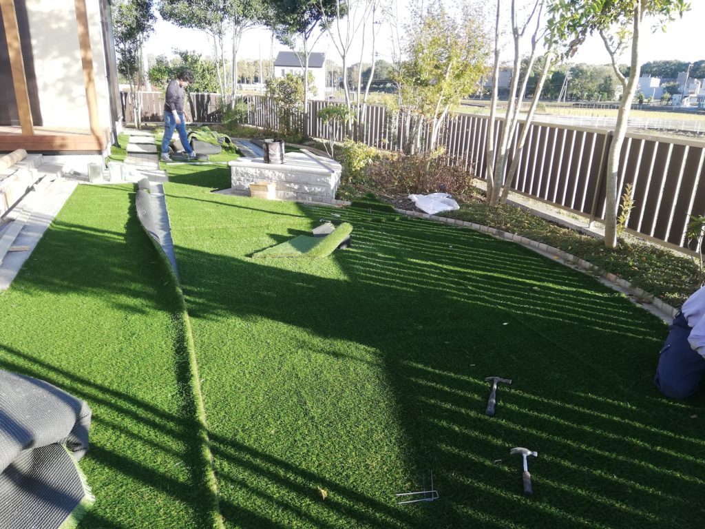 DIY人工芝にできた隙間や穴を超簡単に消す方法教えます