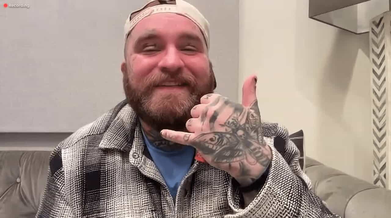 夢のような笑顔のタトゥーアート、白い背景 – IMAGELLA