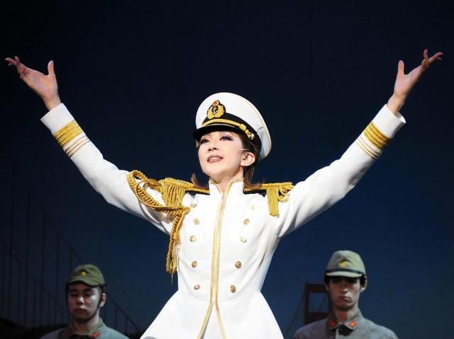 敬礼は 腕を45度に曲げて、 人差し指と中指とを帽子のつばの前部右端に当て 指と指の間を離さずに五指を真っ直ぐにのばして行います！この時、自分の目の前を通る人やモノを、目で追ってはいけません。 ｢教場II｣の現場に入る数ヶ月程前に、基本所作の訓練をさせてもらい