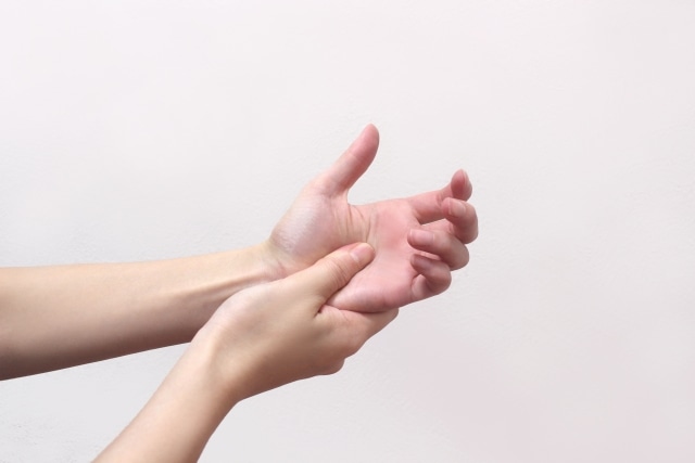 ツボ デスクワークで凝り固まった疲れをほぐす手つぼマッサージ