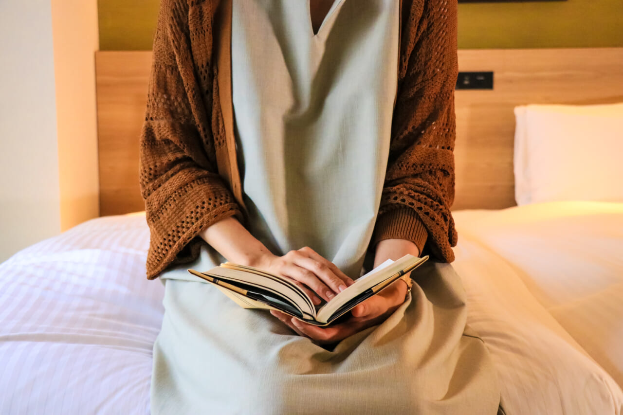 読書におすすめ 本を読むためのライト選びのポイントは？おしゃれ照明器具ならMotoM