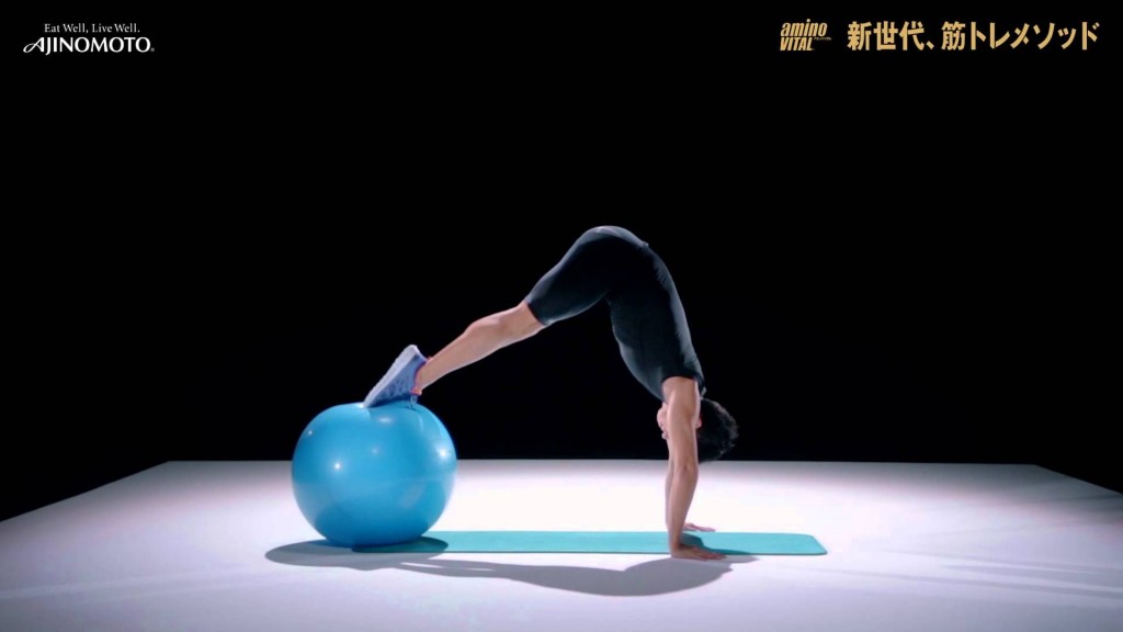 体幹を鍛えるバランスボールの使い方！トレーニングメニューを10種目紹介 – uFit
