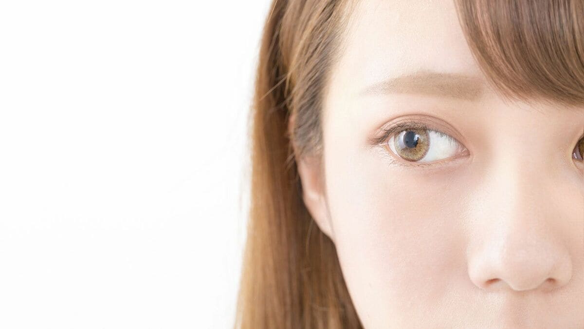 遠くからじっと見つめる心理に女性がなる理由とは