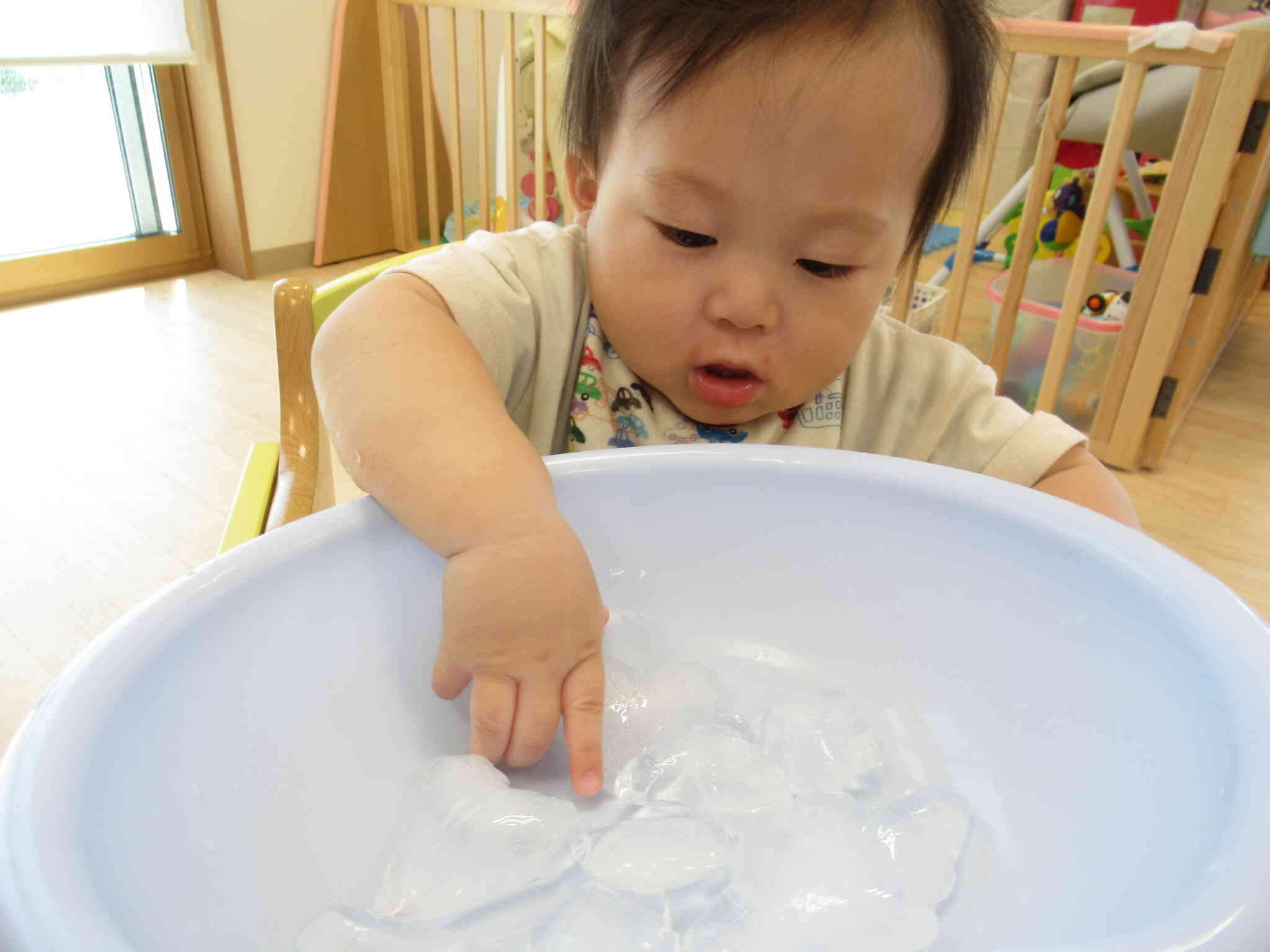 湊こども園からのお知らせ » Blog Archive » 氷あそび ０歳児