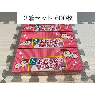 オムツ用ごみ箱のグッズが揃ったのでまとめ投稿です🍀 ◎オムニウッティ 20L LL アイボリー 定番のオムニウッティにしました☺️20L結構大きい～！届いてびっくり💦 ベビーベッド下の収納に置いて寝室とリビングを行き来する予定が入らず🥺 代わりにS字フックでぶら下げ