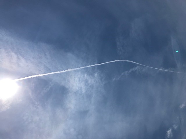 ハイスピードの戦闘機に発生する「傘状の雲」の正体は！？ 超音速と衝撃波のメカニズムまいどなニュース