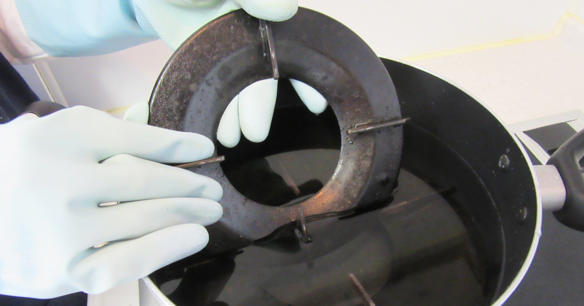 五徳の頑固なコゲ汚れ！今すぐ実践できる五徳の掃除方法とはカジタクコラム