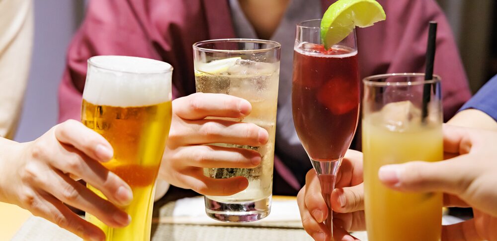 コーヒーをこぼすスピリチュアルな意味とは？ - スピリ心理ラボ