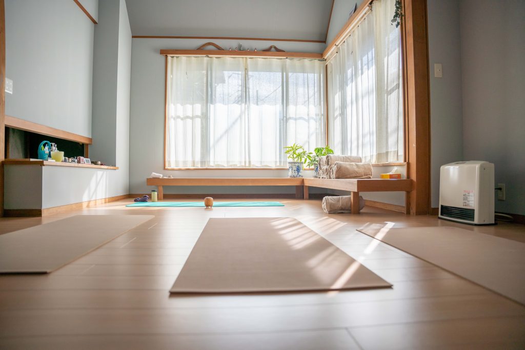 朝ヨガを習慣にするお部屋のインテリアCLAS