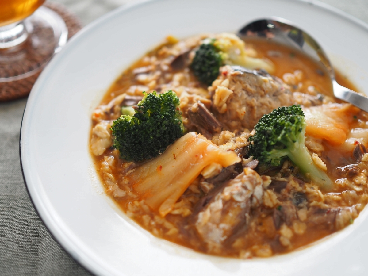 3分蒸らすだけでできるので、 カップラーメンのような感覚で作ることができます！ お好みでわさびを添えても◎ × × × × ×鯖缶 で旨みたっぷり！オートミール雑炊□材料 1人分オートミール：30g 和風だしの素 顆粒 ：小さじ1 2 熱湯：200ml 鯖缶 水煮 ：1 2缶