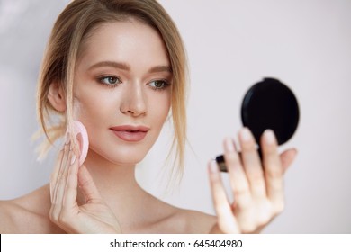 柔らかい自然光と灰色の背景に対する詳細な顔の特徴で微笑む輝く韓国人女性, 韓国語, 女性, 髪背景壁紙画像素材無料ダウンロード - Pngtree