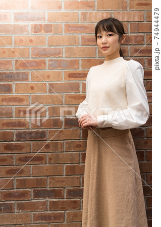 手を後ろで組む」の写真素材120件の無料イラスト画像Adobe Stock