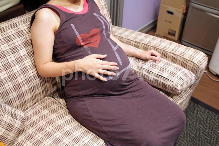 向かい合って座り妊婦のお腹に手を当てる夫婦 10568000757 の写真・イラスト素材アマナイメージズ