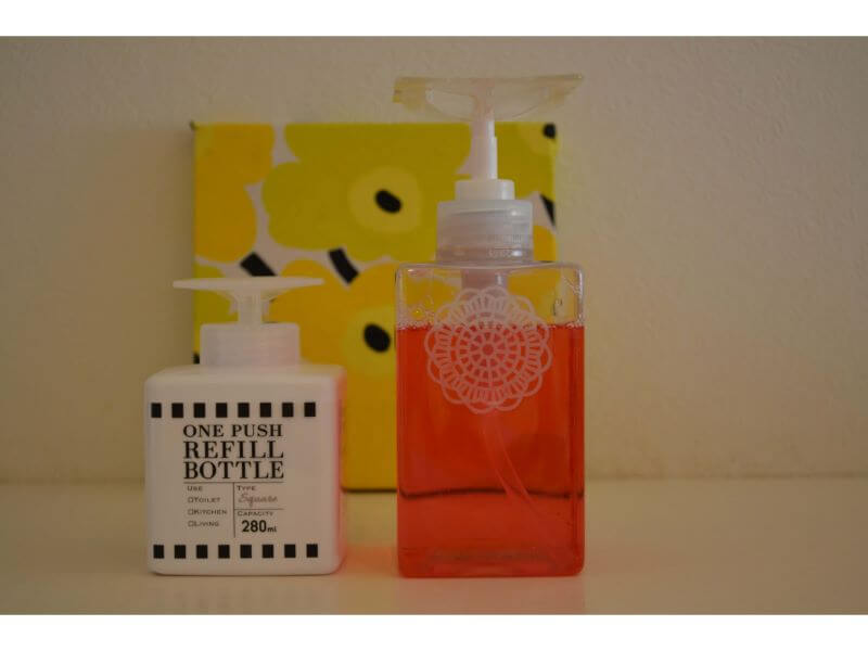 セリア ポーチの必需品だわ ！110円の「高見えボトル」香水の持ち運びがラクになった