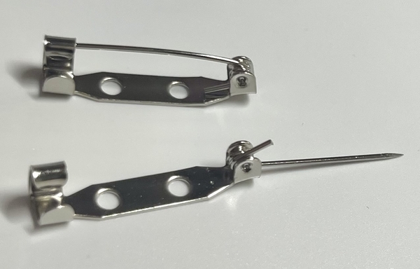 100均セリア ブローチピン8個入、発見！ - 気になる