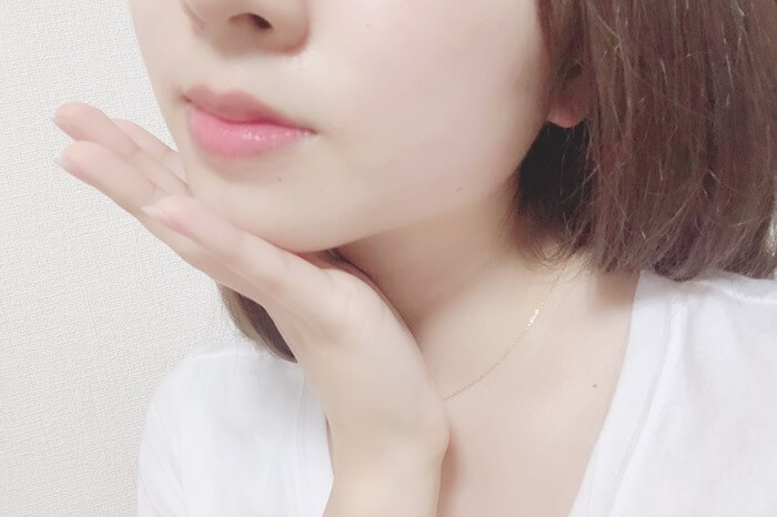 顎を触る人の13の心理。顎に手を当てる行動が表す意味や本音とは？Smartlog