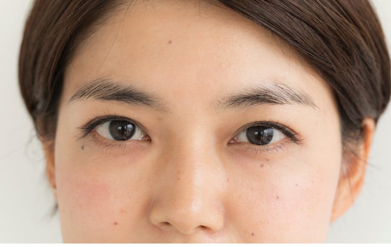 こんな眉毛では母親失格と周りの人に言われるけれど気にしない」イギリスで一番太い眉毛を目指す女性に賛否両論