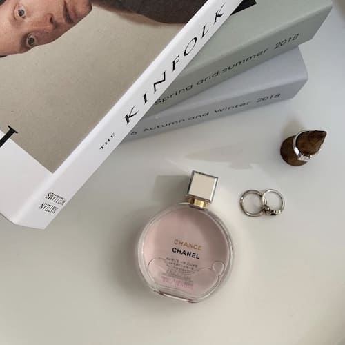 ムスクとホワイトムスク：香りの深さと清潔感の対比 – SHOLAYERED