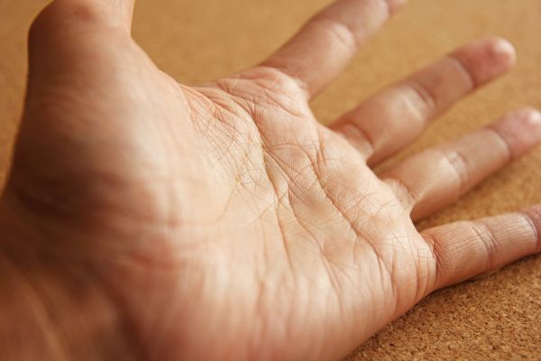 手相は、右手左手でどちらをみる？さちこい