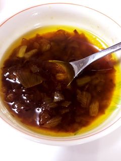 今回は @hom__cook さんのとても素敵な投稿をご紹介✨ -—————————⁡ 神ドレッシング！！！これがあればドレッシング を買わなくて大丈夫！！！材料5つだけで激うまチョレギドレッシング作れます！！！ 作ったらコメントください😊 ◉用意するもの ・ごま油 大さじ1 ・酢