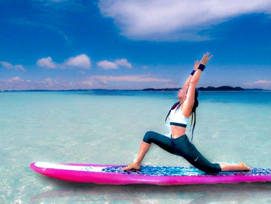 女性 Sup ヨガ 中年のスポーティな女性 ヨガを練習する パドルでピラティスを練習する サップサーフボード 海水でトレーニングをする女性のストレッチ現代の個々の女性のヒップスター 屋外の夏のスポーツ活動の写真素材・画像素材 Image 211163009