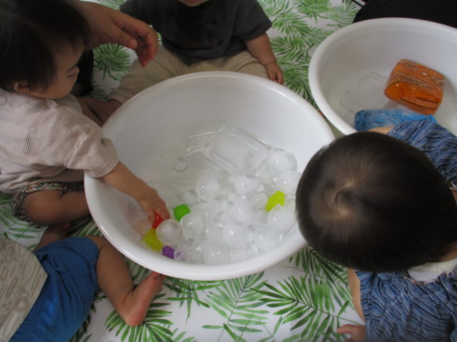 ひよこ組の氷遊び～0歳児～ニチイキッズまつなわ西保育園ニチイキッズ