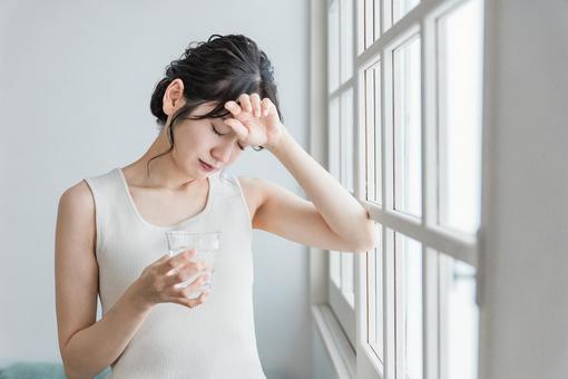 フリー写真風邪をひいて喉が痛い日本人男性パブリックドメインQ：著作権フリー画像素材集