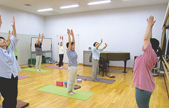 自宅をシニアヨガ教室に 初心者でも安心！無理なく始める健康習慣：東京