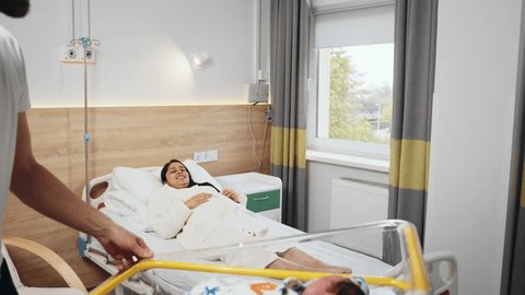 入院しているこどもを看病する母親のイラスト素材94783756- PIXTA