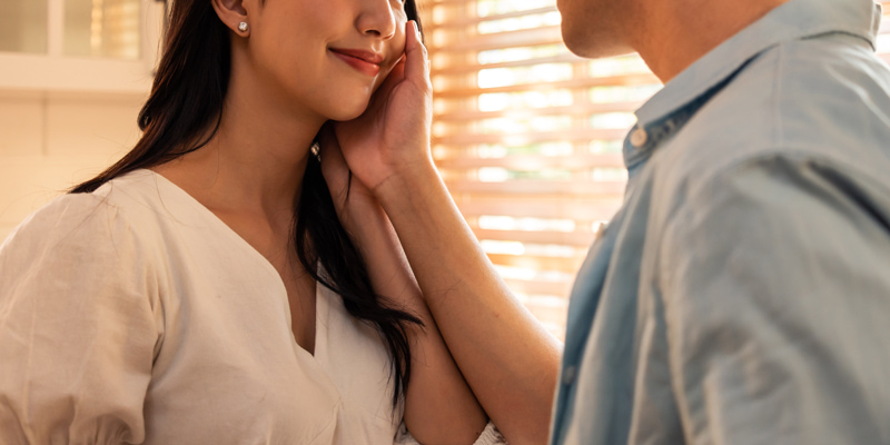 恋人未満”の2人の美少女、乾いた唇に間接キスでリップを塗り合う話が「いじらしくてかわいいね」と話題に 漫画WEBザテレビジョン