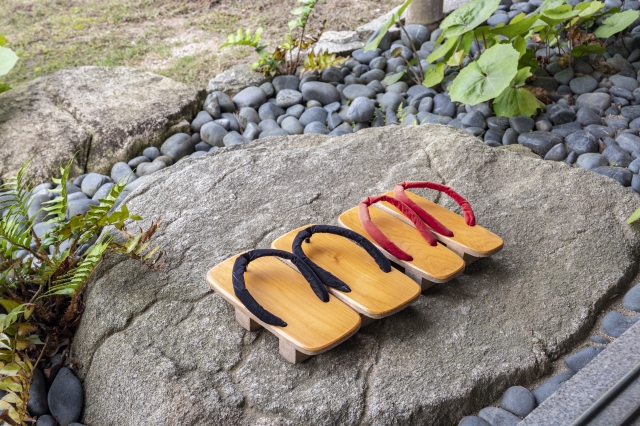 スリッパ」は英語で何て言う? アメリカとイギリスでの呼び方の違いも含めて解説 Kimini英会話